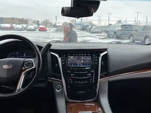 Used 2018 Cadillac Escalade Luxury image 16