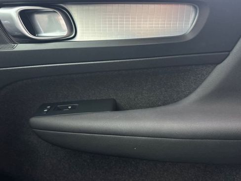 Used 2023 Volvo XC40 B4 Core w/ Convenience Package image 21