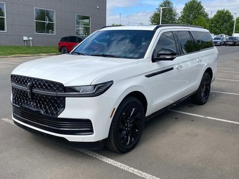 New 2026 Lincoln Navigator L Reserve AWD/4WD image 3