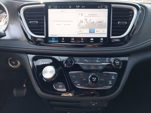 New 2026 Chrysler Pacifica Select image 15