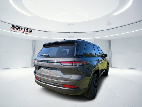 New 2025 Jeep Grand Cherokee Altitude image 3