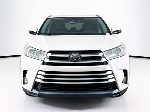 Used 2018 Toyota Highlander XLE FWD image 2