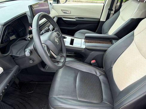 Used 2025 Toyota Sienna Platinum FWD image 5