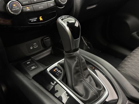 Used 2019 Nissan Rogue SV w/ Premium Package image 16