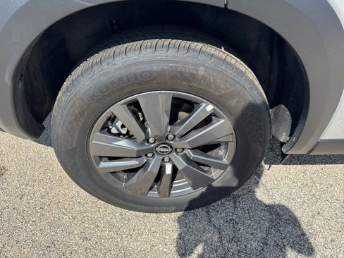 Used 2025 Nissan Pathfinder SV FWD image 33