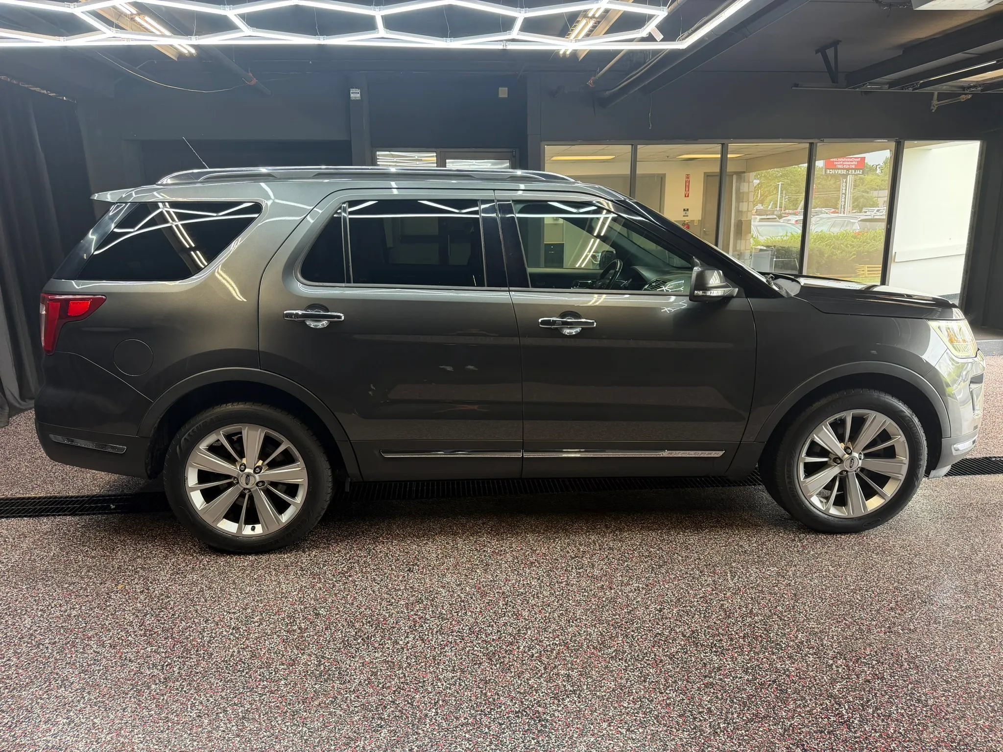 Used 2019 Ford Explorer Limited w/ Class III Trailer Tow Package FWD image 10
