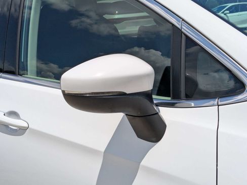 Used 2023 Chrysler Pacifica Touring-L FWD image 11