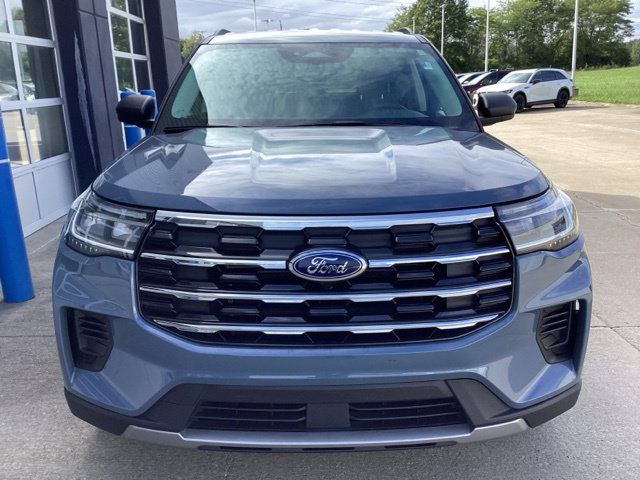 Used 2025 Ford Explorer Active AWD/4WD image 3