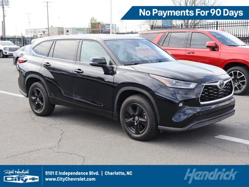Used 2021 Toyota Highlander LE FWD image 1