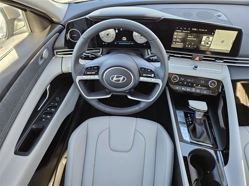 New 2025 Hyundai Elantra Limited image 28