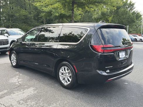 Used 2023 Chrysler Pacifica Touring-L FWD image 5