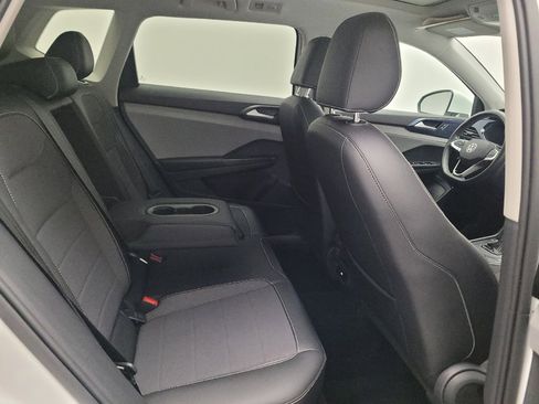 Used 2023 Volkswagen Taos SE w/ Panoramic Sunroof Package FWD image 19