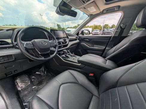 Used 2021 Toyota Highlander XLE image 12