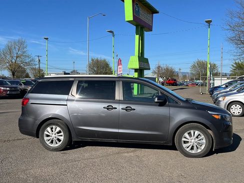 Used 2017 Kia Sedona LX w/ LX Essentials Premium Package image 2