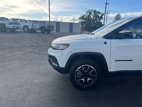 Used 2025 Jeep Compass Trailhawk AWD/4WD image 4
