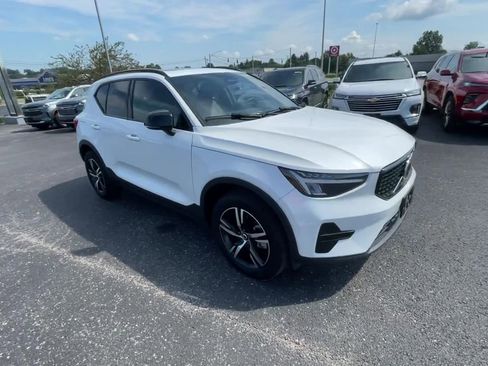 Used 2024 Volvo XC40 B5 Core image 3