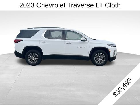 Used 2023 Chevrolet Traverse LT image 2