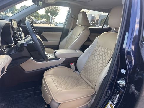 Used 2021 Toyota Highlander XLE FWD image 3