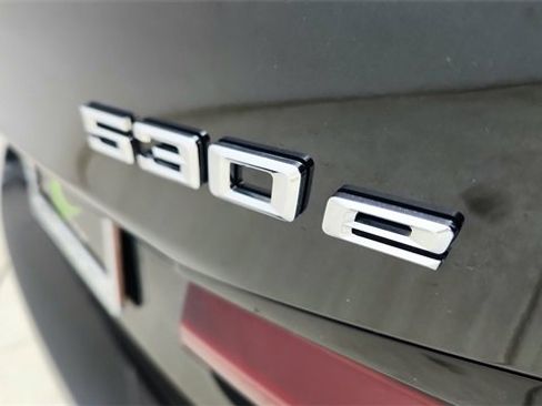 Used 2023 BMW 530e xDrive w/ Premium Package image 17