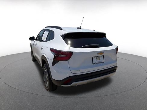 Used 2025 Chevrolet Trax LT FWD image 11
