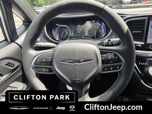 Used 2026 Chrysler Pacifica Select FWD image 20