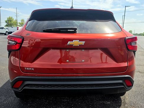 Used 2024 Chevrolet Trax LS w/ LS Convenience Package FWD image 5