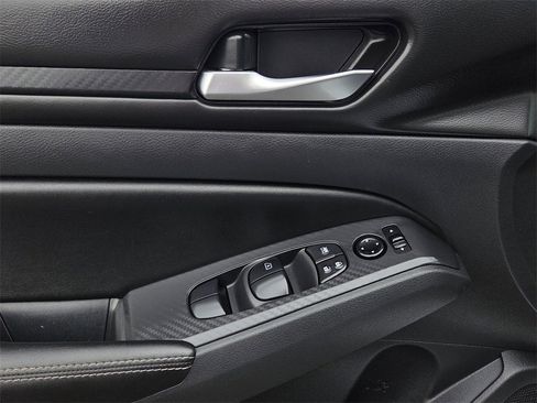 Used 2024 Nissan Altima 2.5 SV w/ SV Premium Package image 18