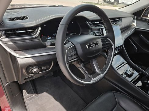 Used 2023 Jeep Grand Cherokee Limited w/ Luxury Tech Group II image 11