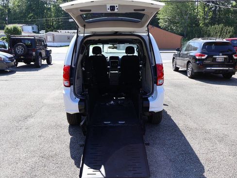 Used 2017 Dodge Grand Caravan SXT FWD image 2