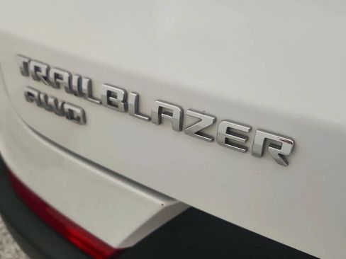 Used 2025 Chevrolet TrailBlazer LT AWD/4WD image 35