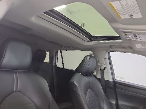 Used 2021 Toyota Highlander XLE AWD/4WD image 6