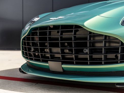 Used 2025 Aston Martin DB12 Coupe RWD image 20