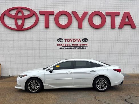 Used 2019 Toyota Avalon Limited image 2