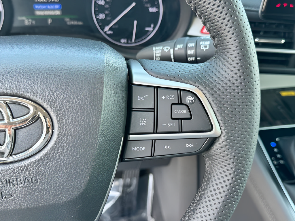 Used 2022 Toyota Sienna Limited FWD image 13
