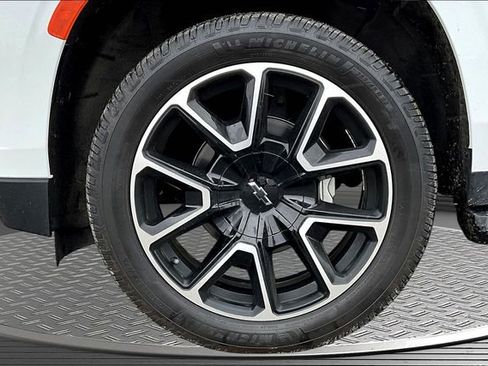 Used 2022 Chevrolet Suburban RST w/ Luxury Package image 35