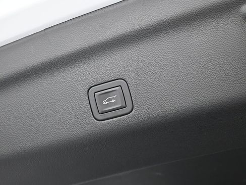 Used 2025 Chevrolet Suburban LT image 46