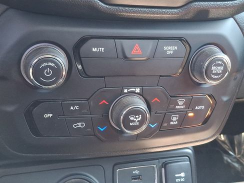 Used 2018 Jeep Renegade Latitude w/ Cold Weather Group AWD/4WD image 15