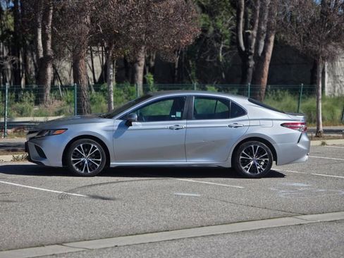 Used 2018 Toyota Camry SE w/ Convenience Package image 16