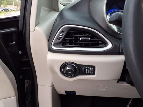 Used 2024 Chrysler Pacifica Touring-L image 11