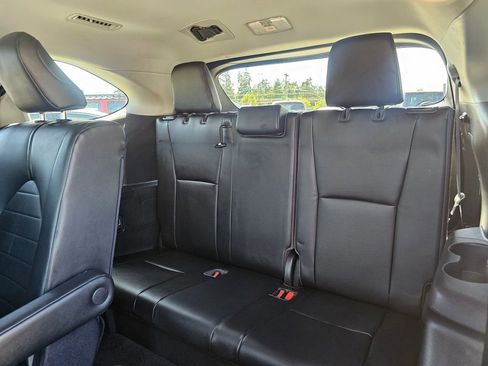 Used 2020 Toyota Highlander XLE AWD/4WD image 16