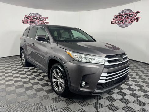 Used 2019 Toyota Highlander LE AWD/4WD image 9