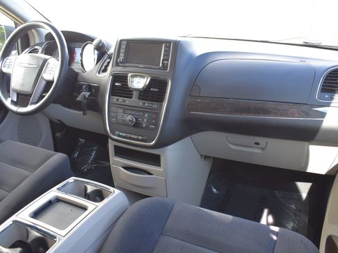 Used 2014 Chrysler Town & Country Touring FWD image 12
