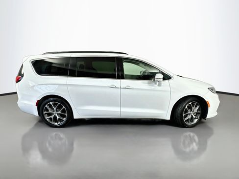 Used 2022 Chrysler Pacifica Touring-L w/ Uconnect Theater Family Group FWD image 8