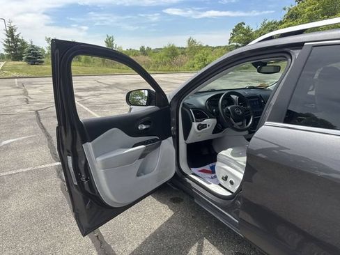 Used 2019 Jeep Cherokee Limited w/ Luxury Group FWD image 11