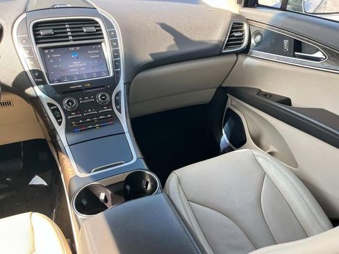 Used 2020 Lincoln Nautilus Reserve FWD image 18
