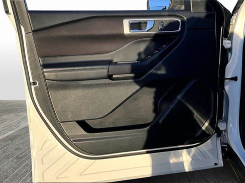 Used 2020 Ford Explorer XLT image 18