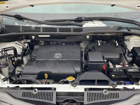 Used 2014 Toyota Sienna XLE image 18