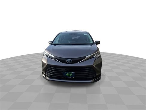 Used 2022 Toyota Sienna LE image 3