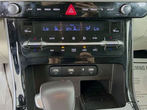 Used 2024 Kia Carnival EX FWD image 22