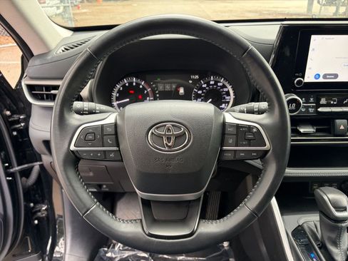 Used 2025 Toyota Highlander LE FWD image 30